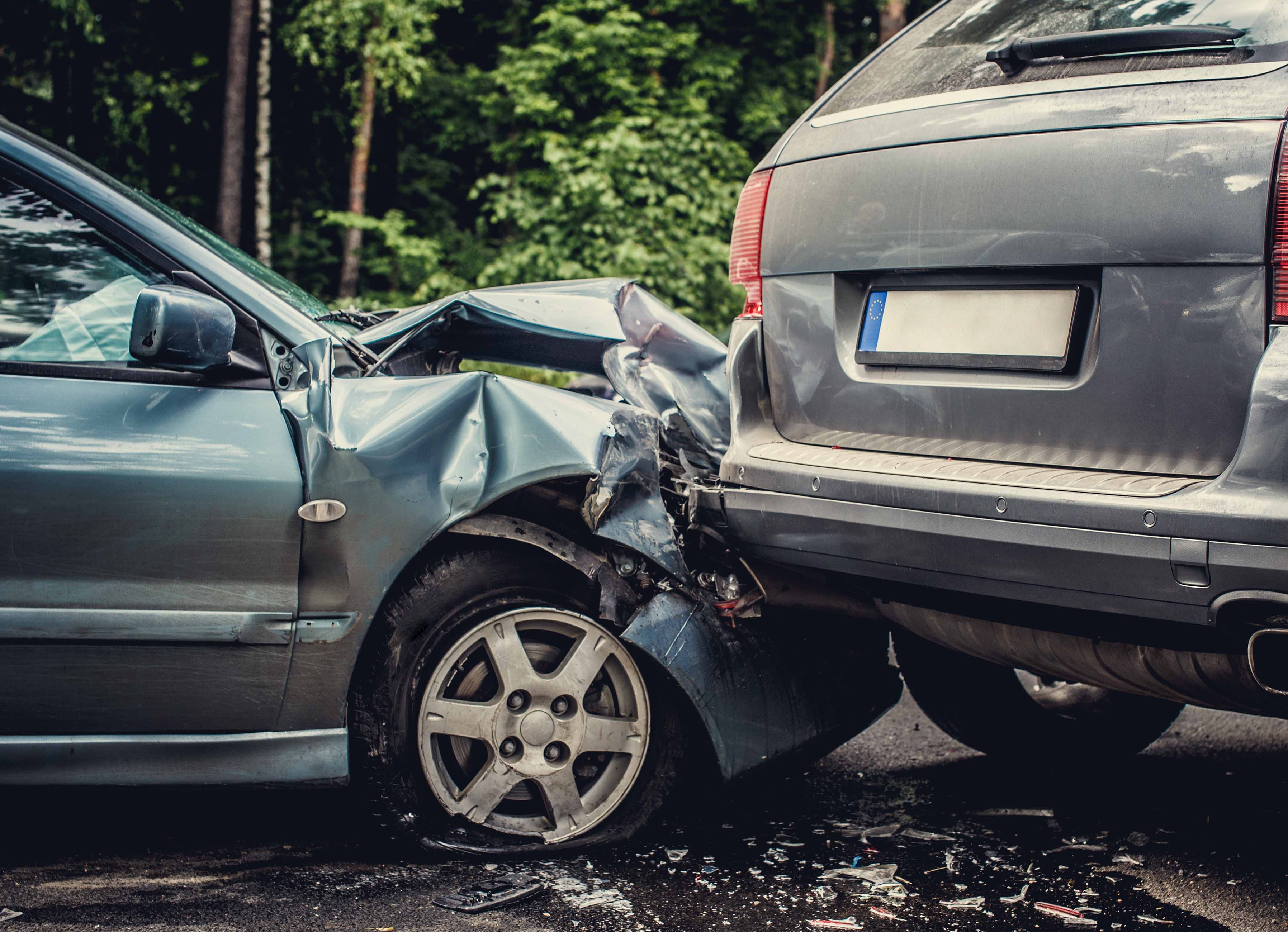 Autounfall zwischen zwei Fahrzeugen
